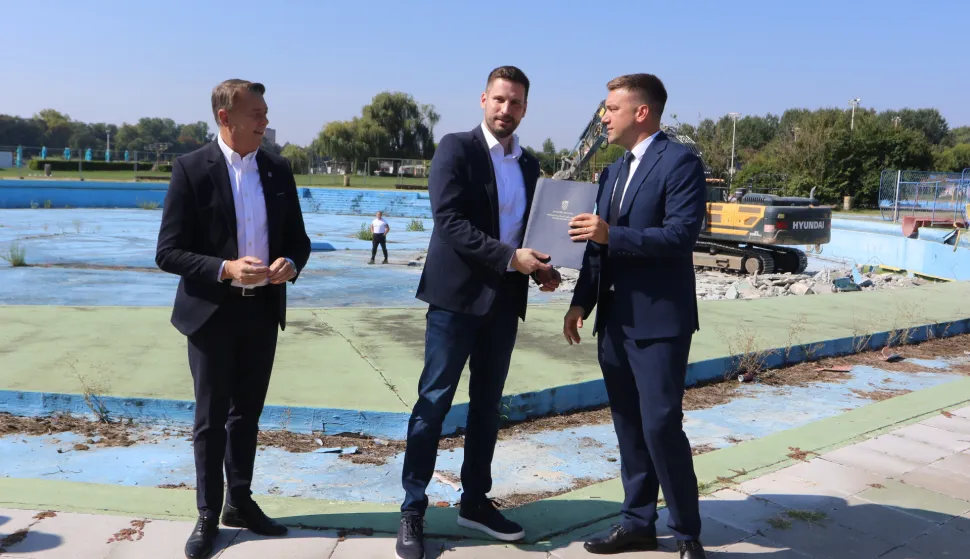 Osijek, 09. 09. 2025, Kopika (prilaz od nasipa u Tvrđavicu, prvo skretanje lijevo). Početak druge faze rekonstrukcije Copacabene, Goran Ivanović Lac, Ivan Radić i Domagaoj Mikulić...snimio GOJKO MITIĆ