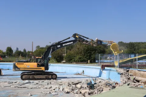 Osijek, 09. 09. 2025, Kopika (prilaz od nasipa u Tvrđavicu, prvo skretanje lijevo). Početak druge faze rekonstrukcije Copacabene, Ivan Radić...snimio GOJKO MITIĆ