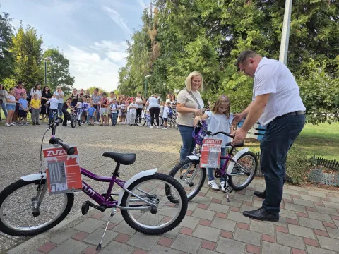 JARMINAU Općini Jarmina ispunjavaju obećanja iz predizborne kampanje, &scaron;to je najvi&scaron;e obradovalo jarminačke prva&scaron;iće prvog dana &scaron;kole. Naime, aktualni načelnik općine Mario Matić obećao je da će svi prva&scaron;ići prvog dana &scaron;kole dobiti bicikl.RUJAN 2025.