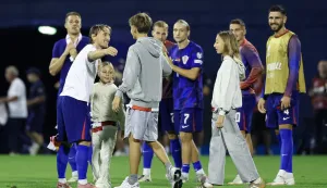 Zagreb, 08.09.2025 - Kvalifikacijska utakmica skupine L za odlazak na Svjetsko nogometno prvenstvo 2026. Hrvatska - Crna Gora. Na slici djeca Luke Modrića čestitala su mu sutrašnji 40-ti rođendan.foto HINA/ Damir SENČAR/ ds