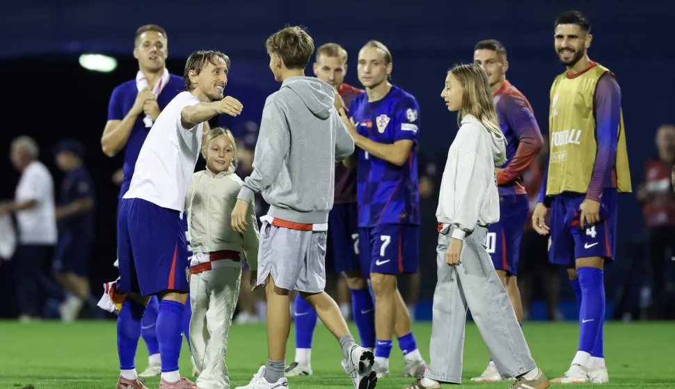 Zagreb, 08.09.2025 - Kvalifikacijska utakmica skupine L za odlazak na Svjetsko nogometno prvenstvo 2026. Hrvatska - Crna Gora. Na slici djeca Luke Modrića čestitala su mu sutra&scaron;nji 40-ti rođendan.foto HINA/ Damir SENČAR/ ds