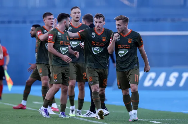 Zagreb, 31.08.2025 - Utakmica 5. kola Prve HNL između NK Lokomotive i NK Osijeka. Na slici igrači Osijeka slave zgoditak koji je postigao Nail Omerović.foto HINA/ Damir SENČAR/ds