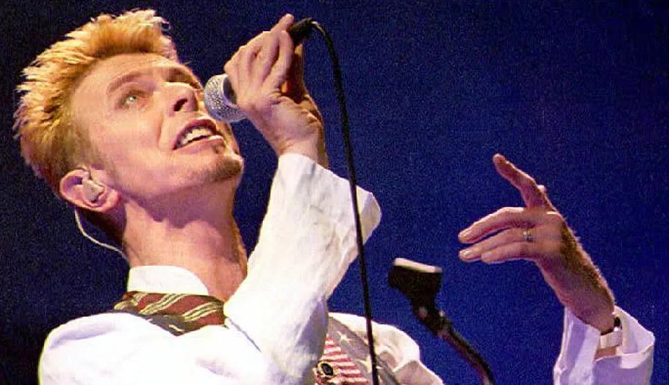 Zagreb, 11. siječnja 2016 - Britanska glazbena legenda David Bowie preminuo je u dobi od 69 godina izgubivši borbu s rakom, prenosi u ponedjeljak BBC. Na arhivskoj fotografiji od 01.08.1997. godine David Bowie tijekom koncerta na maksimirskom stadionu u Zagrebu.foto HINA/ mm