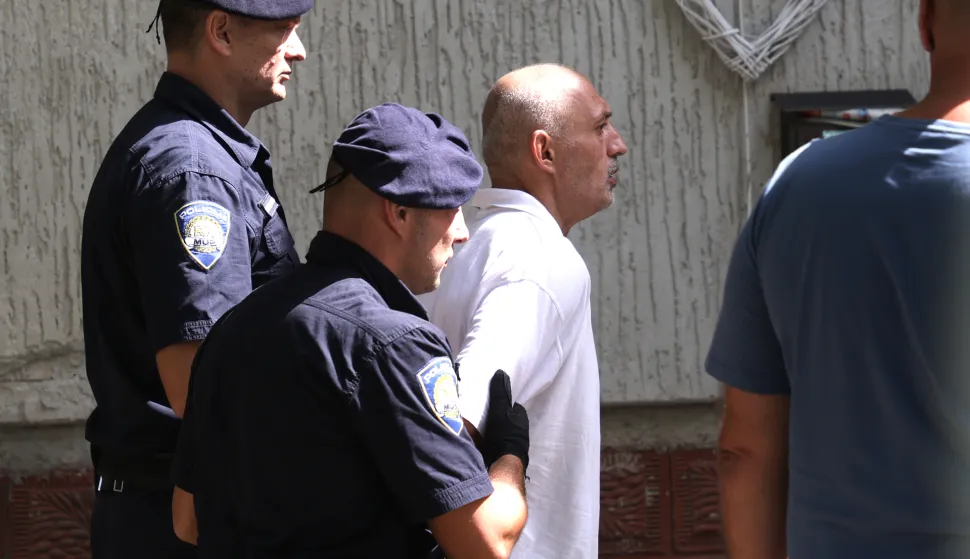 Tenja, 03. 09. 2025., Ulica Matije Vlačića 80, ubojstvo, policija, očevid, osumnjičenik; osumnjičeni; privođenjeSNIMIO BRUNO JOBST