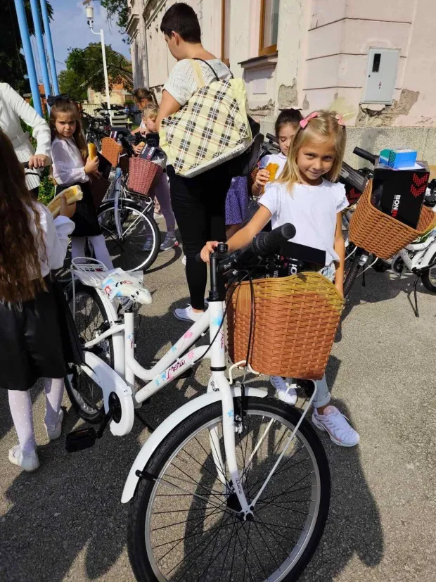 NIJEMCIOsim uzbuđenja zbog početka nastave, prvi dan škole poseban je bio za prvašiće u mjestima općine Nijemci jer je Općina darovala svim učenicima prvih razreda bicikle, kojim će moći odlaziti u školu, ali i biti na zraku i baviti se sportomrujan 2025.