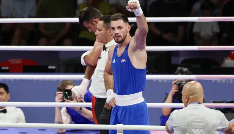 Pariz, 30.07.2024 - Jedini hrvatski boksač na Olimpijskim igrama u Parizu, 23-godišnji Gabrijel Veočić, izborio je plasman u četvrtfinale kategorije do 80 kg, svladavši azijskog prvaka Jordanca Huseina Iashaisha jednoglasnom odlukom bodovnih sudaca i došao do borbe za medalju. Na slici Gabrijel Veočić i Hussein Iashaish.foto HINA/ Damir SENČAR/ ds