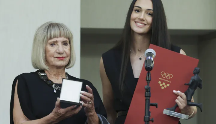 Zagreb, 10.09.2025. - Svečana dodjela Nagrade "Dražen Petrović" koju Hrvatski olimpijski odbor dodjeljuje najuspješnijim mladim sportašima i ekipama za izvanredne sportske rezultate u prošloj godini. Na fotografiji Biserka Petrović, Magdalena Matić. foto HINA/ Lana SLIVAR DOMINIĆ/ lsd