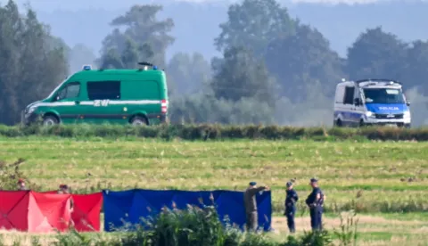 epa12367387 Services in the vicinity of the crash site of a Russian drone in the village of Olesno, northern Poland, 10 September 2025. Polish Prime Minister Donald Tusk reported that 19 violations of Polish airspace occurred overnight during a Russian attack on Ukraine, with drones repeatedly violating Polish airspace. EPA/ANDRZEJ JACKOWSKI POLAND OUT