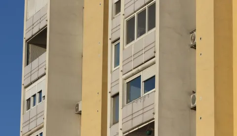 Osijek, 20. 02. 2025, Sjenjak 101, zgrada i oko zgade i predstavnik stanara Kre&scaron;imir Ižaković. Nekretnine, stanovi.snimio GOJKO MITIĆ