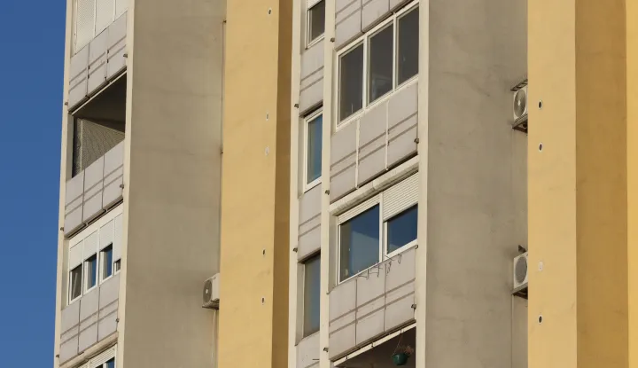 Osijek, 20. 02. 2025, Sjenjak 101, zgrada i oko zgade i predstavnik stanara Kre&scaron;imir Ižaković. Nekretnine, stanovi.snimio GOJKO MITIĆ