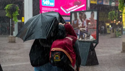 Obilna kiša izazvala je bujice i poplave na području Rijeke. Tijekom dana bilo je 60-tak intervencija žurnih službi, a Županijski centar 112 Rijeka je primio 80-tak poziva.