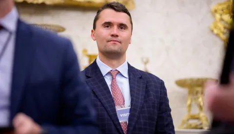 WASHINGTON, 10. rujna 2025. (Hina/Reuters) - Konzervativni komentor Charlie Kirk ustrijeljen je u srijedu na skupu na Sveučilištu Utah Valley u Oremu u Utahu, objavio je Fox New, pozivajući se na glasnogovornika utjecajnog saveznika predsjednika Donalda Trumpa.