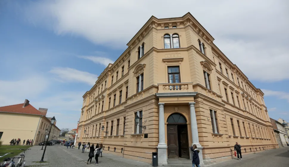 snimio Davor KIBEL,Osijek, 07.04.2015. Matematička gimnazija (veliki CUO), na etaama u hodnicima (I i II kat) postavljeni su panoi na kojima pie "Zbog čega ste nezadovoljni i zato se proglasili dan markiranja"