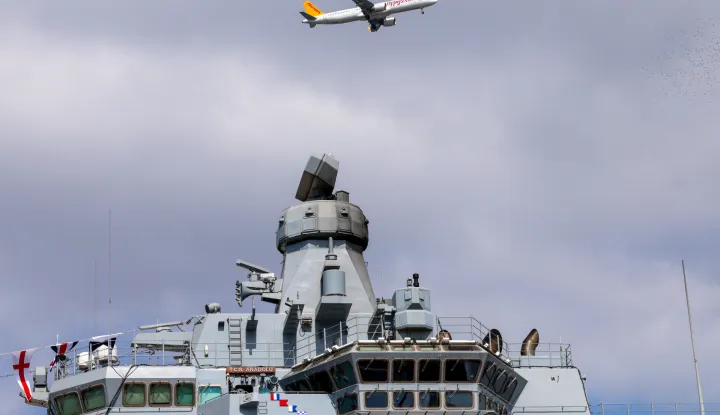 A Pegasus Airlines passenger plane flies over the TCG Anadolu, Turkey's first amphibious assault ship, docked at the Naval Shipyard Command in Istanbul, Turkey, August 29, 2025. REUTERS/Murad Sezer Photo: MURAD SEZER/REUTERS