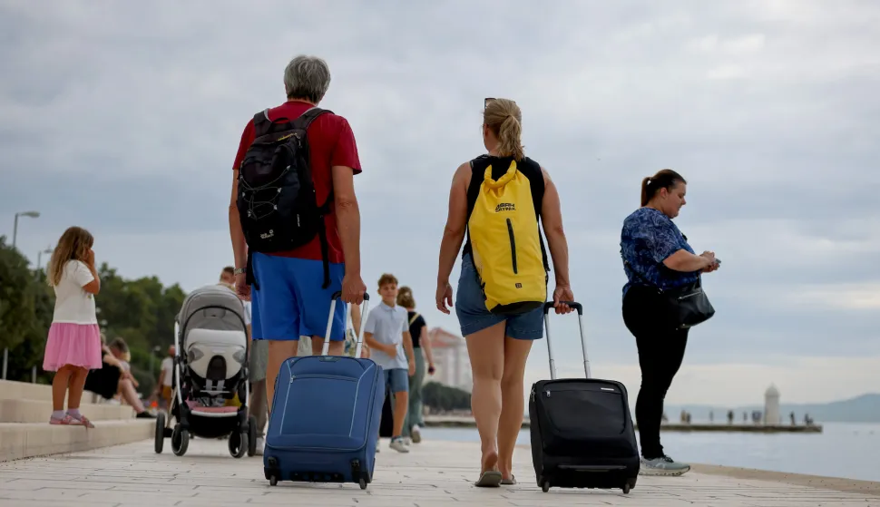 30.08.2025., Zadar - Subotnje prijepodne mnogi turisti su proveli u razgledavanju grada unatoc oblacnom i tmurnom vremenu Photo: Sime Zelic/PIXSELL