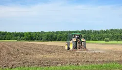 Poljoprivreda traktor polje oranica oranje ilustracija SlavonijaMario Mihaljevic