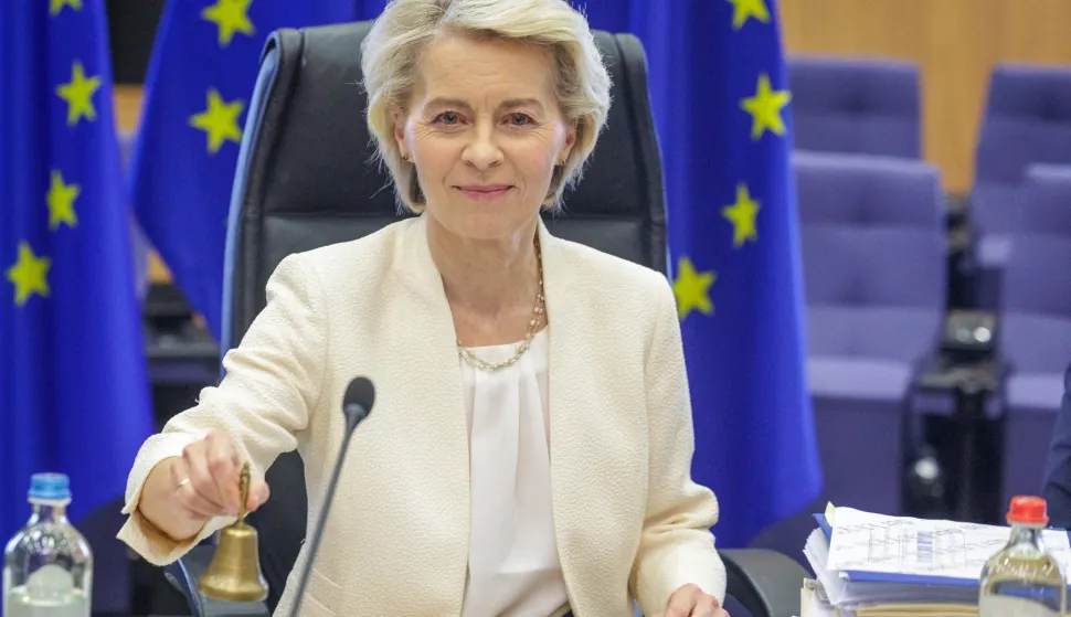 epa12240927 EU Commission President Ursula von der Leyen rings the bell to officially start the EU Commissioners College in Brussels, Belgium, 16 July 2025. EPA/OLIVIER MATTHYS