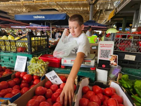 Mali poljoprivrednik: Pomažem tati na zemlji, poznaju me s tržnice i TikToka