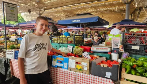 Mali poljoprivrednik: Pomažem tati na zemlji, poznaju me s tržnice i TikToka