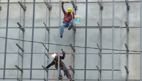 epa12366977 Workers have a chat on a construction building in Kuala Lumpur, Malaysia, 10 September 2025. According to the Department of Statistics Malaysia (DOSM), Malaysia's unemployment rate held steady at 3.0 percent in July 2025, unchanged from the previous month. The number of unemployed persons edged up by 0.6 percent from June to 521.6 thousand, while employment rose by 0.2 percent to 16.95 million. EPA/FAZRY ISMAIL