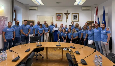 SLAVONSKI BRODGradonačelnik Slavonskog Broda Mirko Duspara i pročelnik Upravnog odjela za društvene djelatnosti Ivan Holik u četvrtak su u velikoj vijećnici gradske uprave održali prijam za članove Udruge lađara Marsonia, čestitavši im na iznimnim sportskim uspjesima i doprinosu promicanja sporta i imena grada Slavonskog Broda.rujan 2025.