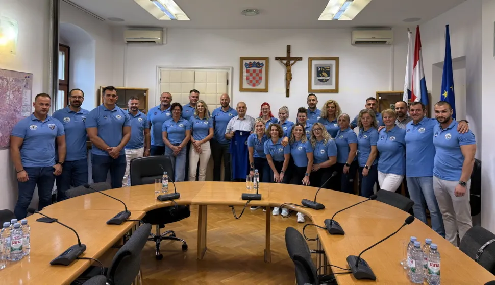 SLAVONSKI BRODGradonačelnik Slavonskog Broda Mirko Duspara i pročelnik Upravnog odjela za društvene djelatnosti Ivan Holik u četvrtak su u velikoj vijećnici gradske uprave održali prijam za članove Udruge lađara Marsonia, čestitavši im na iznimnim sportskim uspjesima i doprinosu promicanja sporta i imena grada Slavonskog Broda.rujan 2025.