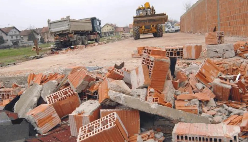 25.03.2013., Slavonski Brod - Nastavlja se akcija uklanjanja bespravno izgradjenih objekata, a prema planu Ministarstva graditeljstva i prostornoga uredjenja danas je na redu podrucje Brodsko-posavske zupanije i grad Slavonski Brod. O trosku investitora ruse se objekti poduzeca 'Bond' d.o.o. u Aleji Miroslava Krleze, a rusenje nadgleda i gradjevinska inspekcija.Photo: Ivica Galovic/PIXSELL------4 stupca colornovosti