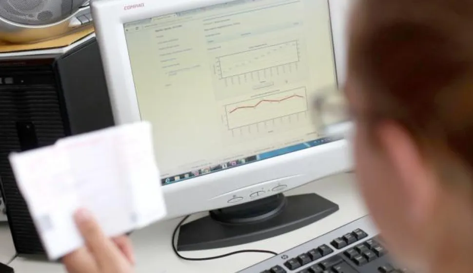 03.08.2016., Zagreb - Racune za neke od usluga Zagrebackog Holdinga moguce je platiti i putem interneta, tj. aplikacijom pomocu kojih se mogu dojavljivati stanja brojila te tako platiti stvarnu potrosnju vode, struje ili plina.  Photo: Borna Filic/PIXSELL------3xcolor osijek