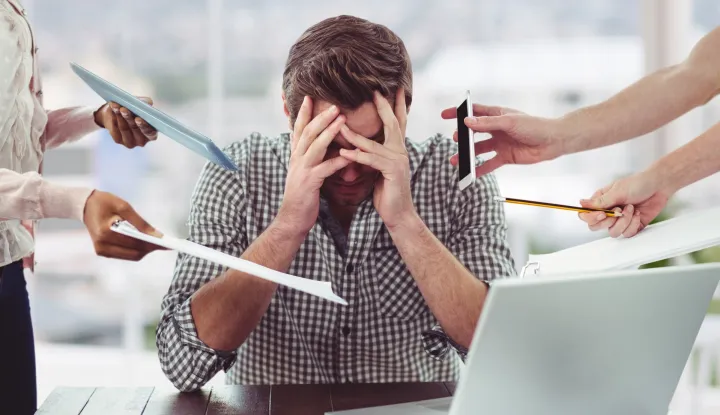 Stressed man frustrated with electronic devices in officestres burnout posao radno mjesto freepik