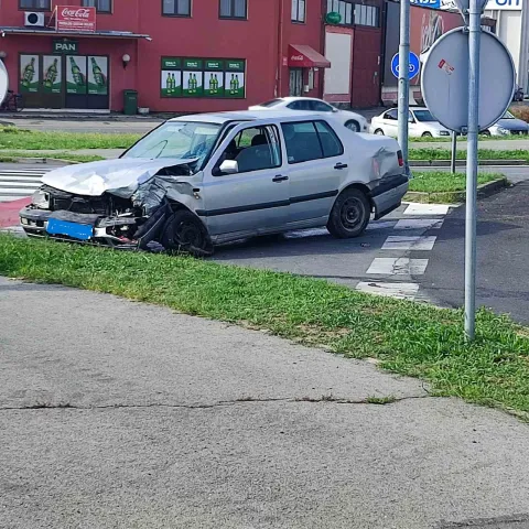 Sudar u kružnom toku na Čepinskoj u Osijeku