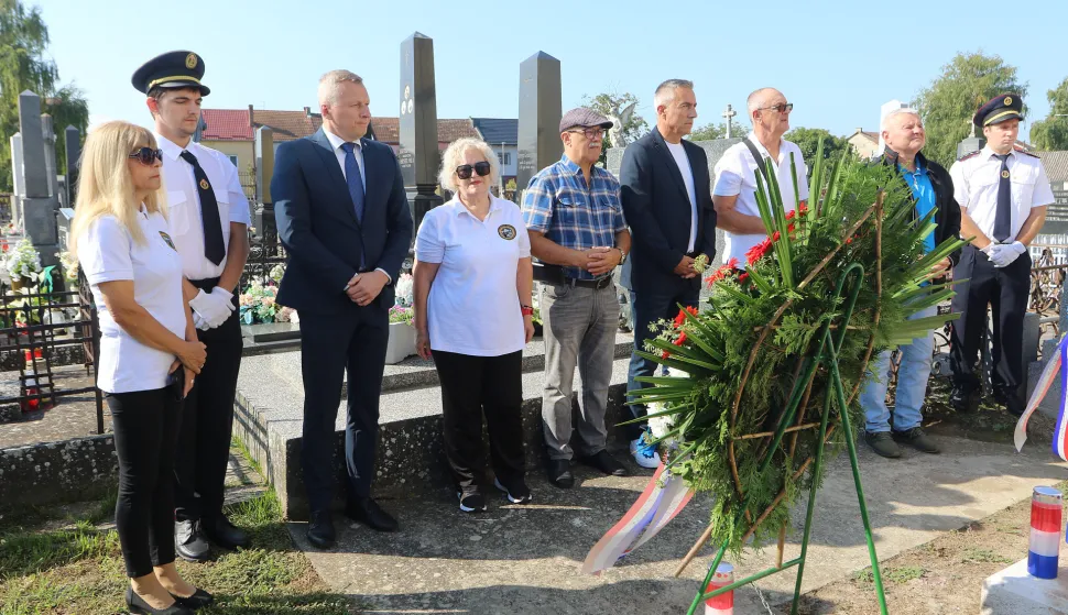 Osijek, 12. 09. 2025, Donjogradsko groblje, polaganje vijenaca u povodu Dana GČ Donji Grada, Tihomir Florijančić...snimio GOJKO MITIĆ