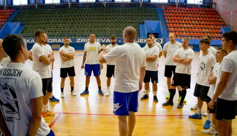 Osijek, 04. 08. 2025., Prozivka rukometaši RK Osijek, rukomet; rukometaš; rukometaši, rukometni klub; prozivka; Dvorana Zrinjevac; Frano VerajaSNIMILA: LAURA BUNJEVAC