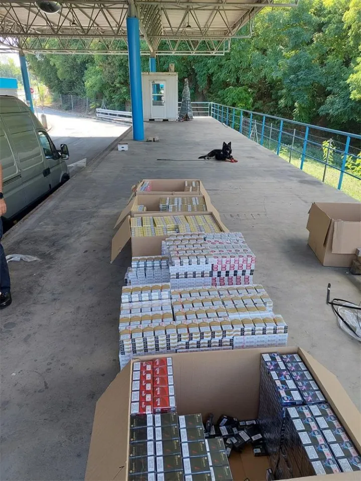 Na graničnom prijelazu Erdut zaplijenjeno skoro pola milijuna cigareta