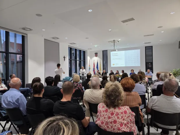 Sinoćnji okrugli stol Retrospektiva i perspektiva Vinkovačkih jeseni povodom 60. obljetnice održavanja ove manifestacije bila je idealna prigoda da se zaokruži 60 godina održavanja Vinkovačkih jeseni.