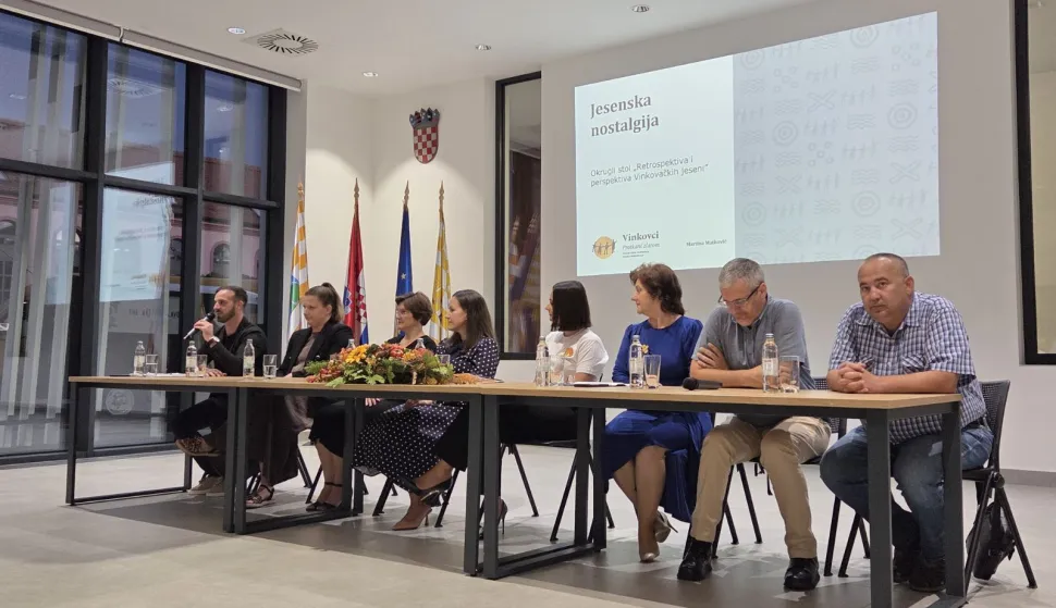 Sinoćnji okrugli stol Retrospektiva i perspektiva Vinkovačkih jeseni povodom 60. obljetnice održavanja ove manifestacije bila je idealna prigoda da se zaokruži 60 godina održavanja Vinkovačkih jeseni.