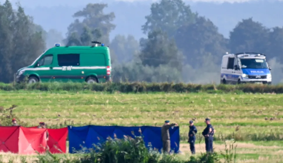 epa12367387 Services in the vicinity of the crash site of a Russian drone in the village of Olesno, northern Poland, 10 September 2025. Polish Prime Minister Donald Tusk reported that 19 violations of Polish airspace occurred overnight during a Russian attack on Ukraine, with drones repeatedly violating Polish airspace. EPA/ANDRZEJ JACKOWSKI POLAND OUT