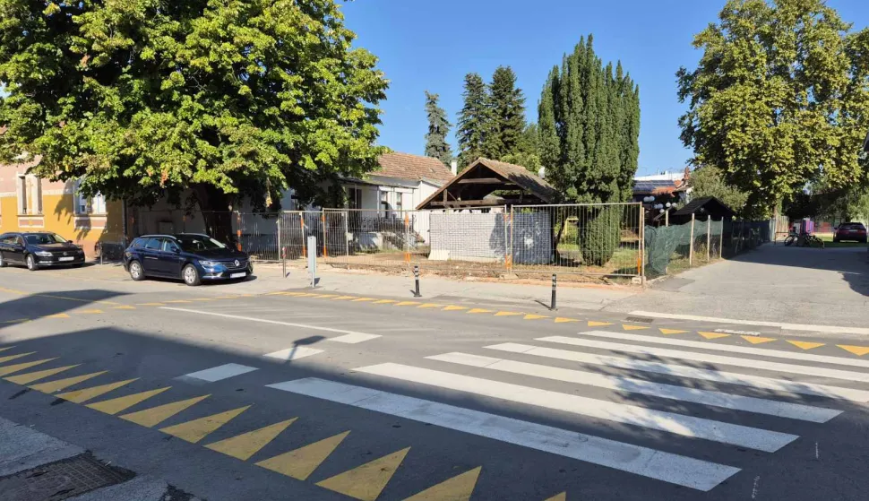 ĐAKOVOS početkom nove školske godine srušen je godinama opasan zid dvorišta s nekadašnjim ljetnim vrtom zgrade Doma Hrvatske vojske, u Ulici kralja Tomislava, koji je cijelo to vrijeme prijetio urušavanjem.rujan 2025.