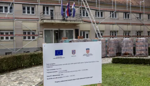 Glina/Petrinja, 26.12.2022. - Brojni stanovnici Banije već treću zimu u kontejnerima čekaju obnovu srušenih kuća, konstrukcijska obnova i zamjenska gradnja idu sporo, objekti se uglavnom obnavljaju zahvaljujući donacijama, iako je država osigurala novac, a nadu im bude mogućnosti eko proizvodnje. Na slici zgrada Gradske uprave Glina.Foto Hina/ Dario GRZELJ/ dag