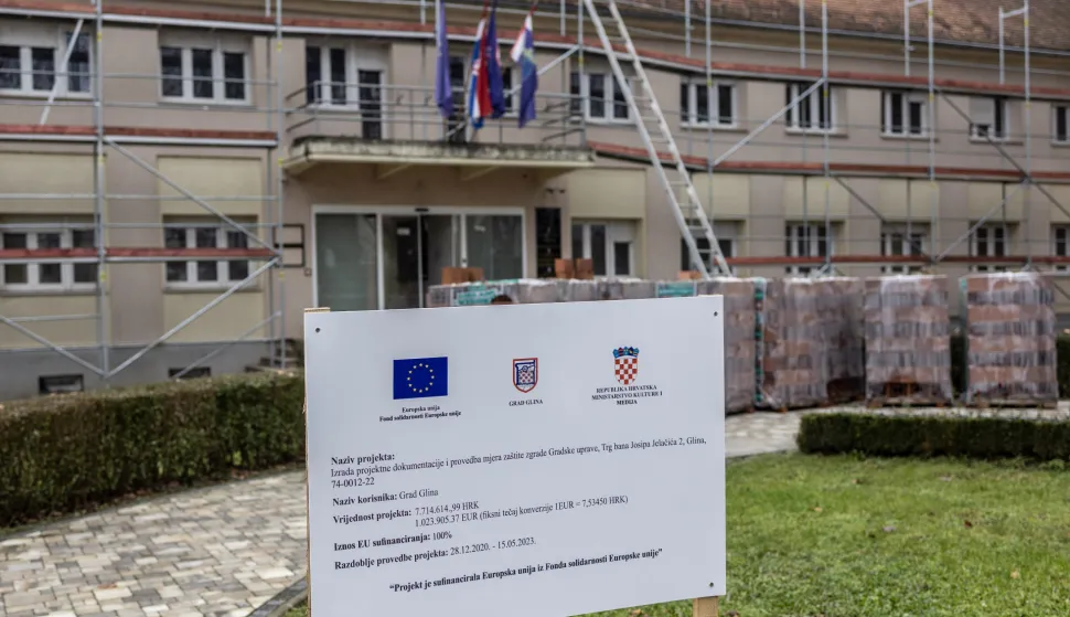 Glina/Petrinja, 26.12.2022. - Brojni stanovnici Banije već treću zimu u kontejnerima čekaju obnovu srušenih kuća, konstrukcijska obnova i zamjenska gradnja idu sporo, objekti se uglavnom obnavljaju zahvaljujući donacijama, iako je država osigurala novac, a nadu im bude mogućnosti eko proizvodnje. Na slici zgrada Gradske uprave Glina.Foto Hina/ Dario GRZELJ/ dag