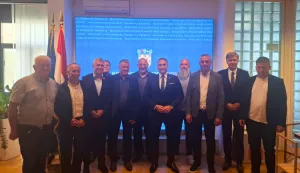 ZAGREB, 12. rujna 2025. (Hina) - Odbor za ratarstvo Hrvatske poljoprivredne komore (HPK) održao je u petak sastanak s potpredsjednikom Vlade i ministrom poljoprivrede, šumarstva i ribarstva Davidom Vlajčićem o aktualnom stanju u ratarskom sektoru, izvijestili su iz HPK i Ministarstva.