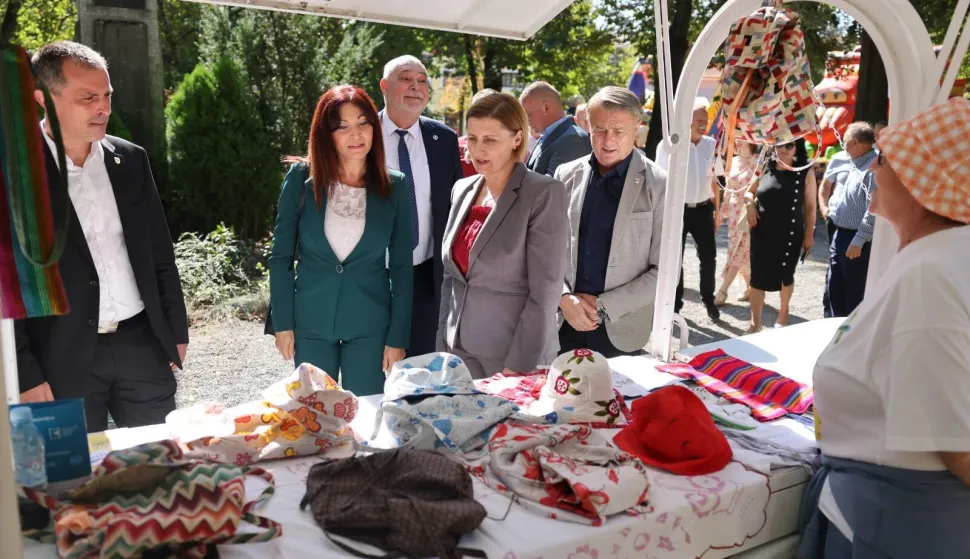 DONJI MIHOLJACU Parku Matice hrvatske u Donjem Miholjcu u petak je otvoren 19. Miholjački sajam, sajam poduzetni&scaron;tva, obrtni&scaron;tva, poljoprivrede i turizma. Sajam je otvorila županica OBŽ-a Nata&scaron;a Trami&scaron;ak.12. 9. 2025.