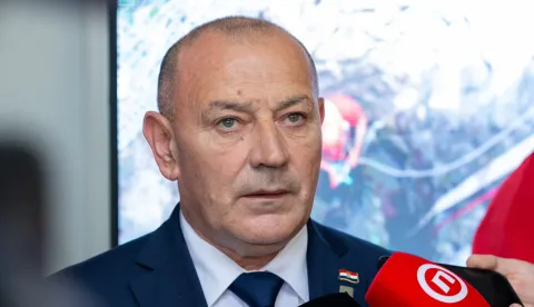 Sinj, 30.08.2025. - Svečani program obilježavanja Dana sjećanja na nestale osobe u Domovinskom ratu i Međunarodnog dana nestalih osoba održan je u Alkarskim dvorima. Na fotografiji ministar branitelja Tomo Medved.foto HINA/ Miroslav Lelas/ lm