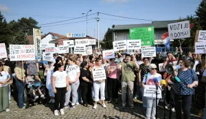Sisak, 13.9.2025.- U Sisku je po?eo prosvjed "NE troSKa, imamo Zeleni brijeg, ne?emo Crno brdo!", protiv dovoza 150.000 tona otpadne troske sa Crnog brda u Sisak na obradu u postrojenjima Kemokopa. Gra?anska inicijativa "Si??ani ne ?ele biti smetli??ani" isti?e kako ?e usitnjavanjem troske u Sisku iz 150.000 tona troske biti proizvedeno 4.000 tona kancerogene pra?ine i 4.000 tona kancerogenog mulja u neposrednoj blizini grada. foto HINA/ Nikola BLA?EKOVI?/ ua
