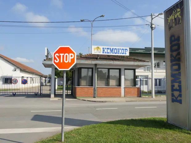 Sisak, 13.9.2025.- U Sisku je po?eo prosvjed "NE troSKa, imamo Zeleni brijeg, ne?emo Crno brdo!", protiv dovoza 150.000 tona otpadne troske sa Crnog brda u Sisak na obradu u postrojenjima Kemokopa. Gra?anska inicijativa "Si??ani ne ?ele biti smetli??ani" isti?e kako ?e usitnjavanjem troske u Sisku iz 150.000 tona troske biti proizvedeno 4.000 tona kancerogene pra?ine i 4.000 tona kancerogenog mulja u neposrednoj blizini grada. Na slici pogon Kemokopa za obradu troske. foto HINA/ Nikola BLA?EKOVI?/ ua