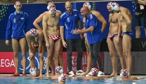 epa12249526 Team Croatia Head Coach Ivica Tucak speaks to his team during the Men Water Polo quarter-finals match between Croatia and Hungary at the World Aquatics Championships Singapore 2025 in Singapore, 20 July 2025. EPA/SIMON LIM