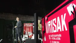 Rijeka, 13.09.2025.- Sajam knjiga i festival autora Vrisak ve?eras je otvoren u Art kvartu Ben?i?. Na otvorenju je dodijeljena nagrada za najbolji neobjavljeni roman na V.B.Z.-ovom natje?aju. Na fotografiji Drago Glamuzina. foto HINA/ Miljenko KLEPAC/ mk