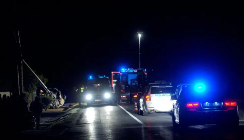 22.09.2012., Alilovci - Jedna je osoba poginula, a druga zadobila teske tjelesne povrede u prometnoj nesreci koja se sinoc oko 11,30 sati dogodila na ulazu u naselje Alilovci iz smjera Kaptola. Automobil marke BMW od siline udarca je srusio betonski stup za struju, a vatrogasci su se namucili da iz hrpe metala izvuku prezivjelog. Akcija izvlacenja trajala je vise od sat i pol.Photo: Dusko Mirkovic/PIXSELL