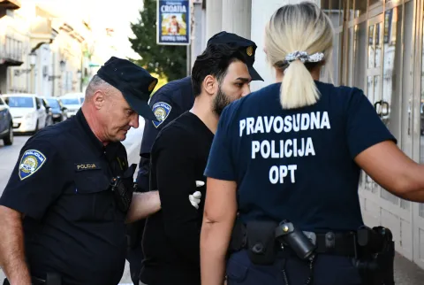 12.09.2025., Slavonski Brod - Privodjenje osumnjicenih, majke i oca u Zupanijsko drzavno odvjetnistvo u Slavonskom Brodu, koje se tereti za smrt dvogodisnjeg djeteta (djevojcice, opekline vodom). Photo: Ivica Galovic/PIXSELL