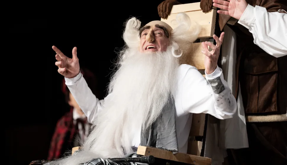 Zagreb, 14.09.2025 - Kultni strip Alan Ford, koji je obilježio mladost i humor generacija, uskoro će premijerno zaživjeti na sceni Satiričkog kazališta Kerempuh u režiji Marija Kovača poznatog po strasti prema pop-kulturi i stripovskoj estetici, kojemu je, kako sam ističe, ova predstava bila davna želja. Na slici scena sa kostimirane probe predstave "Alan Ford", Tomislav Štriga (Broj 1).foto HINA/ Damir SENČAR/ ds