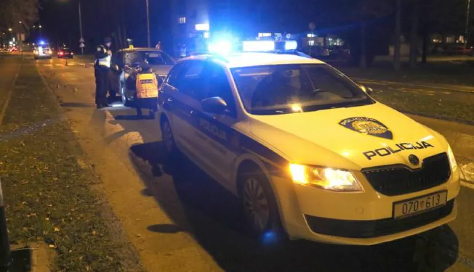 OSIJEK, 01. 12. 2015, PJEAČKI PRIJELAZ NA UGLU KRALJA PETRA SVAČIĆA I ULICE IVANA GORANA KOVAČIĆA, OKO 22 SATA. OSOBNI AUTOMOBIL NALETIO NA PJEAKA. PROMETNA NEZGODA. POLICIJA, UVIĐAJ...snimio GOJKO MITIĆ